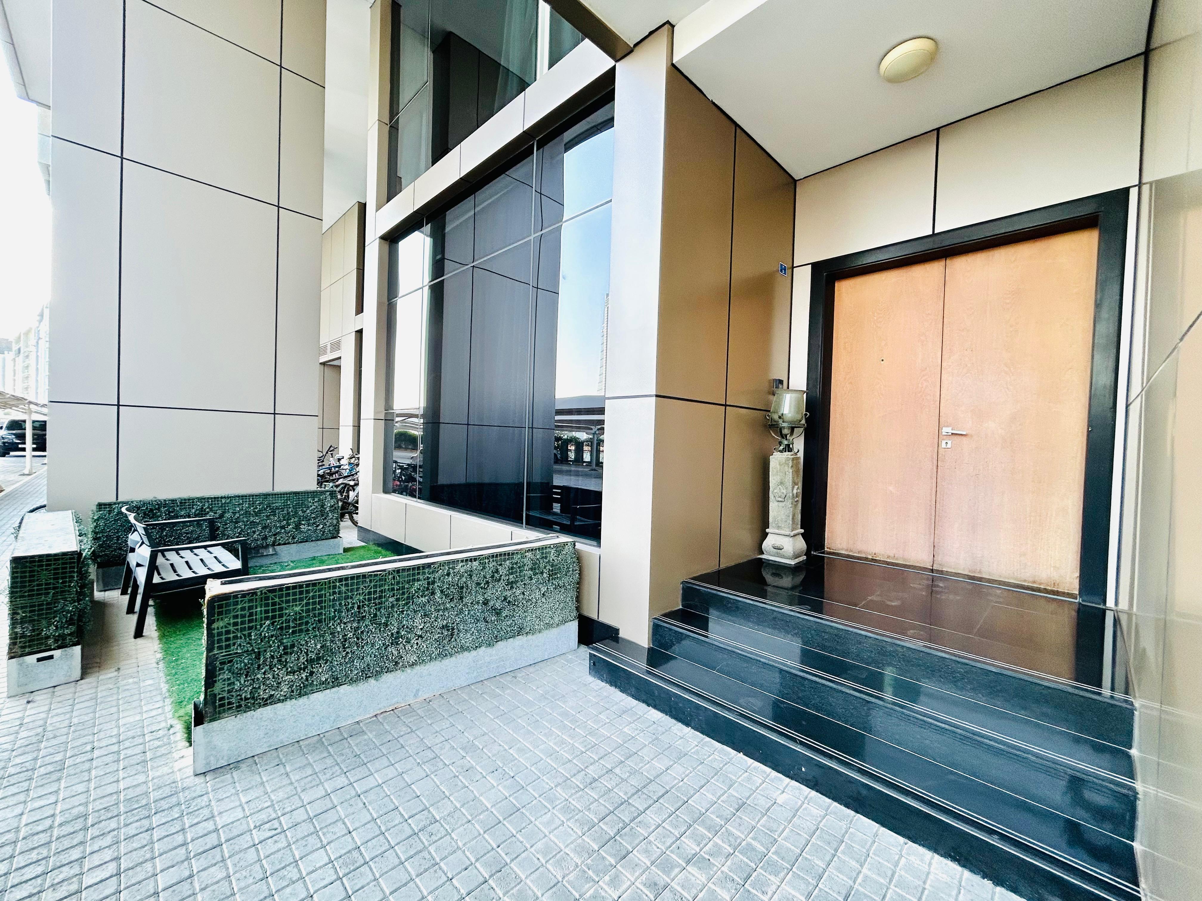 Duplex Three bedroom in Reef Island for lease 